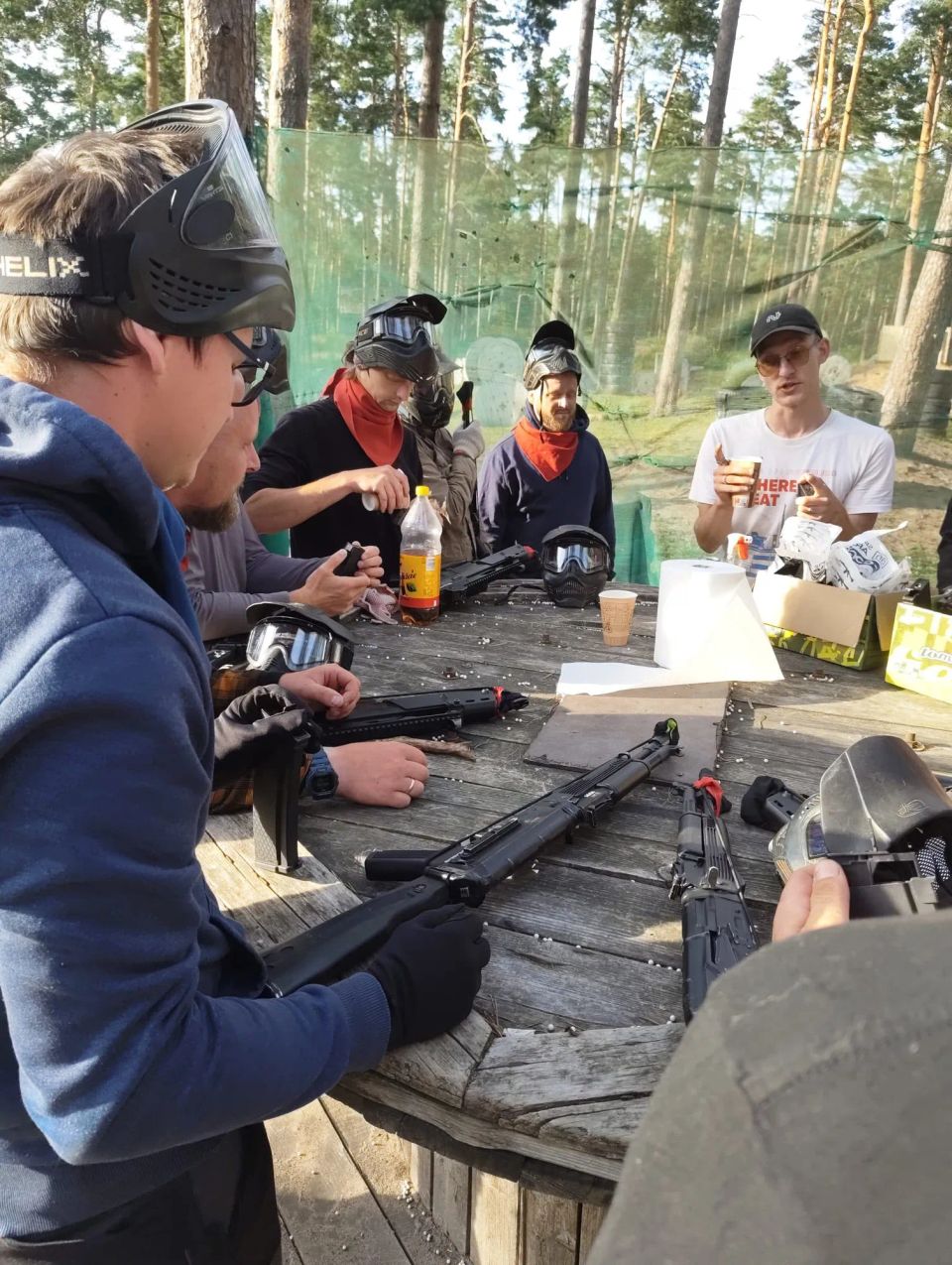 airsoft spēlētājs trāpa mērķi