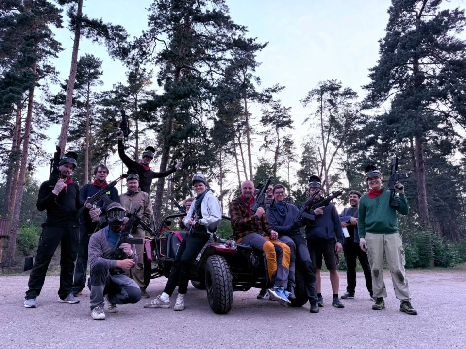 draugi vecpuišu ballītē spēlē airsoft