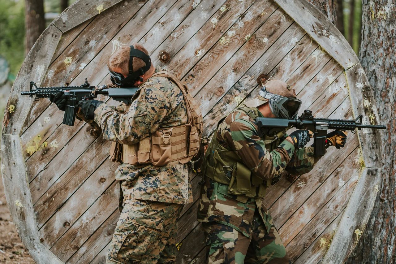 airsoft spēle draugu lokā