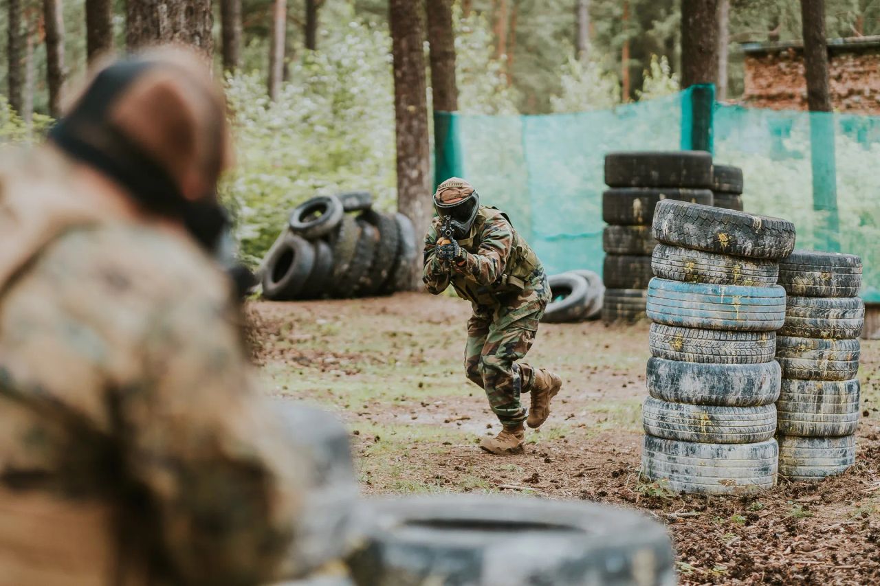airsoft spēle ar pilnu ekipējumu