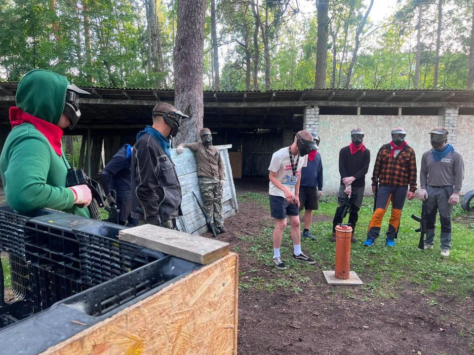 airsoft spēlētāji klausās instruktāžu