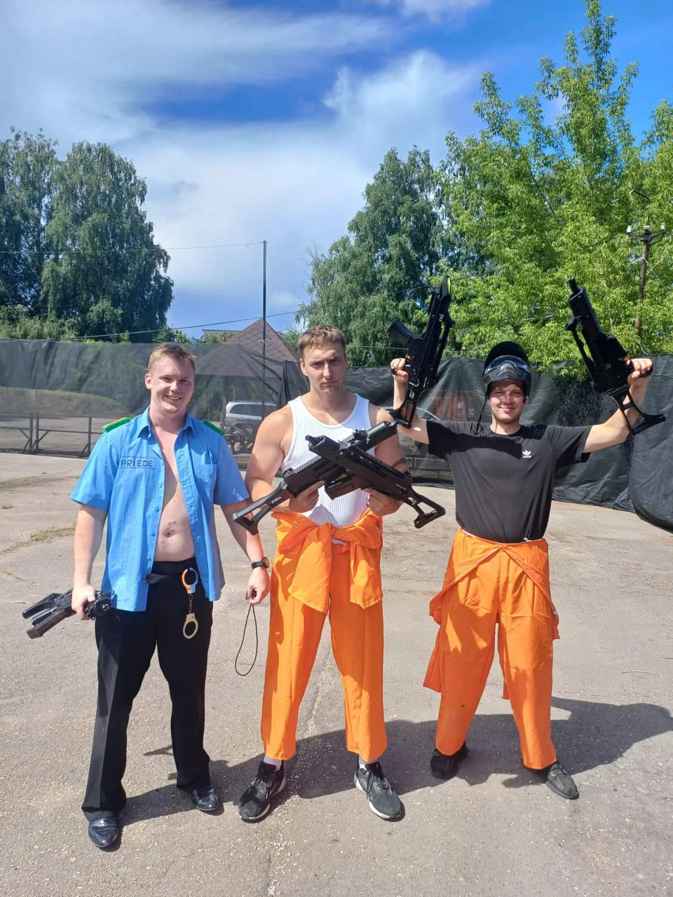 draugu kompānija spēlē airsoft