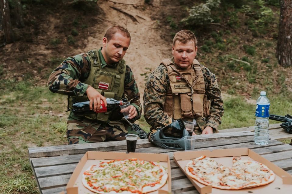 draugi atpūšas pēc airsoft spēles