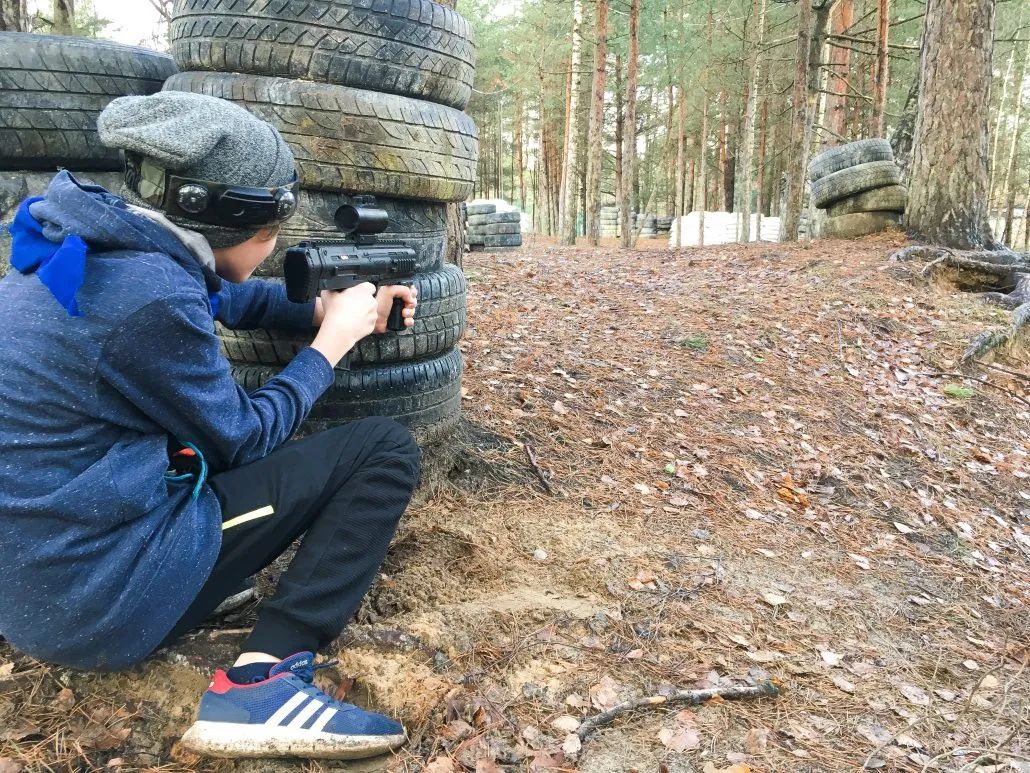 Spēlētājs tēmē no riepu aizsega Mežaparka āra laukumā