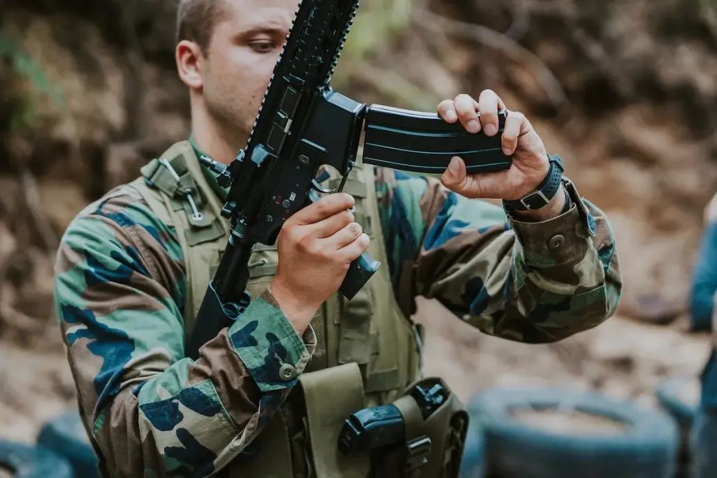 PUISIS KAMUFLĀŽAS DRĒBĒS UZPILDA BUMBIŅAS AIRSOFT IEROCĪ