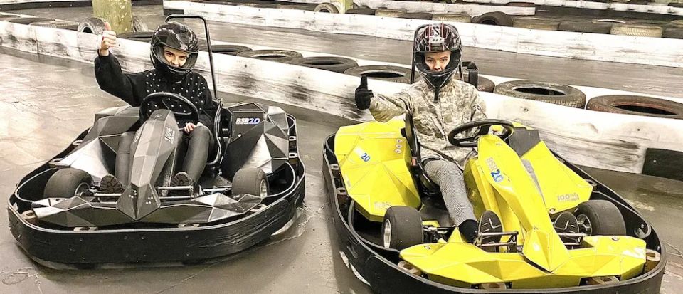 Blue Shock Race dzeltens un melns elektrokartings, GUNSnLASERS Kartingu hallē Juglā