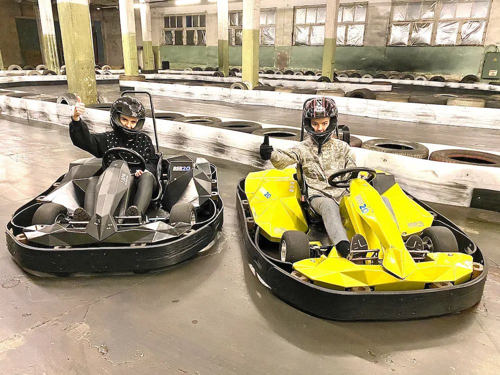 Blue Shock Race dzeltens un melns elektrokartings, GUNSnLASERS Kartingu hallē Juglā