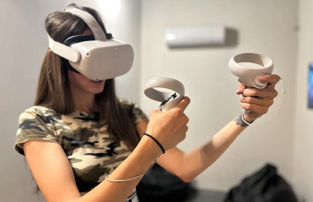 meitene spēlē vr spēles ar virtuālās realitātes brillēm