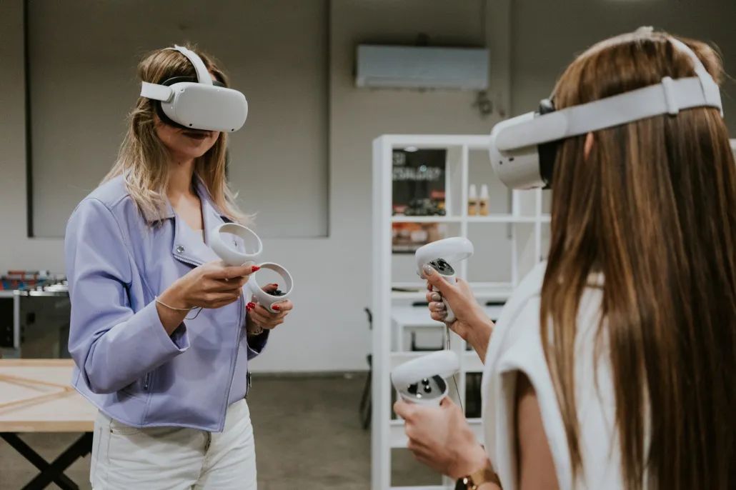 meitenes spēlē vr spēles vr room riga