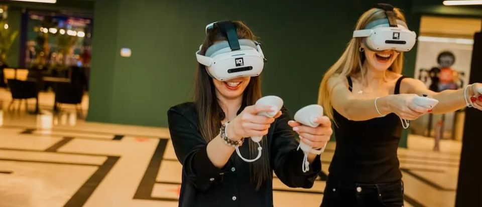 Meitenes aizraujoši spēlē VR