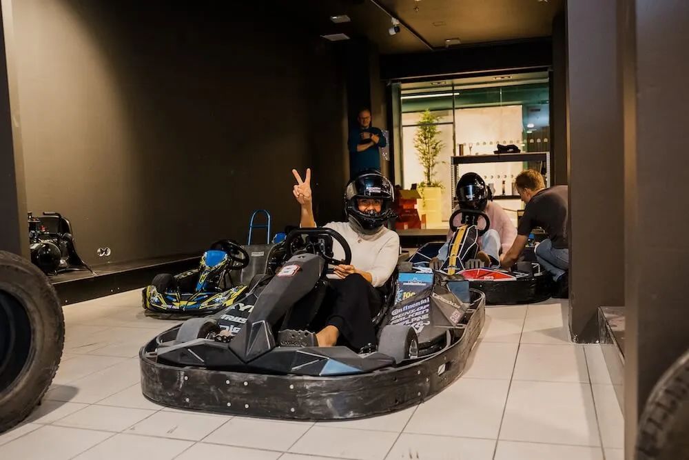 Sieviete blue shock race elektrokartingā