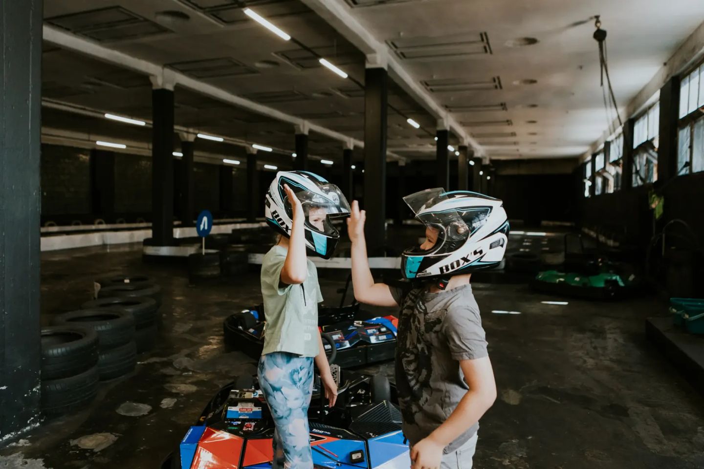 BĒRNI SASIT PLAUKSTAS PIRMS BRAUCIENA AR KARTINGU