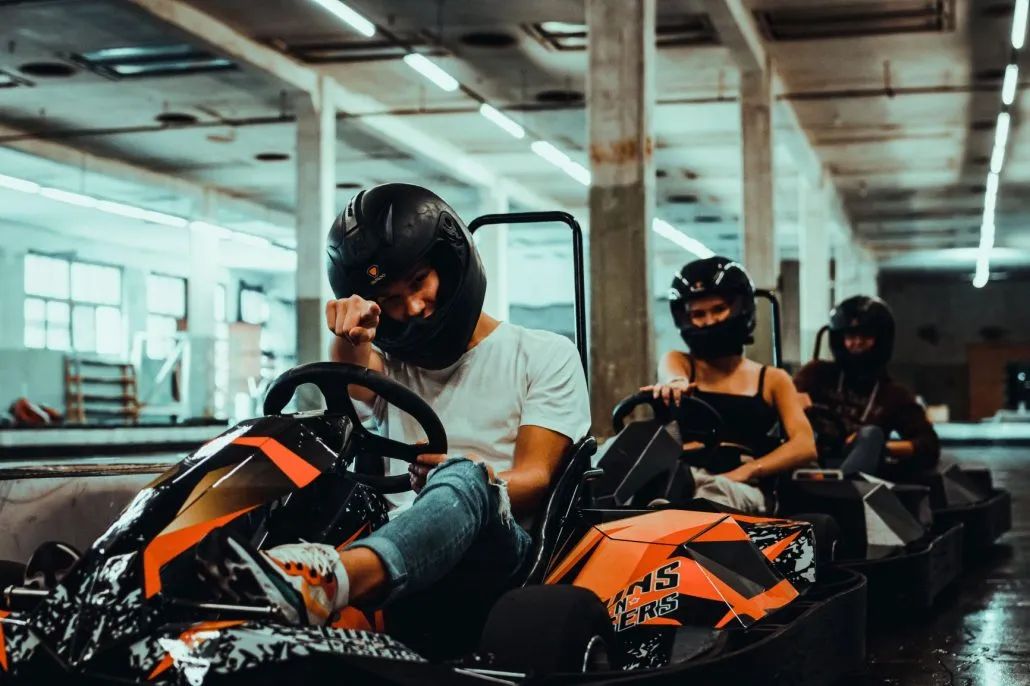 Blue Shock Race kartingos pusaudži iepozē bildei GUNSnLASERS Juglas izklaides parkā!