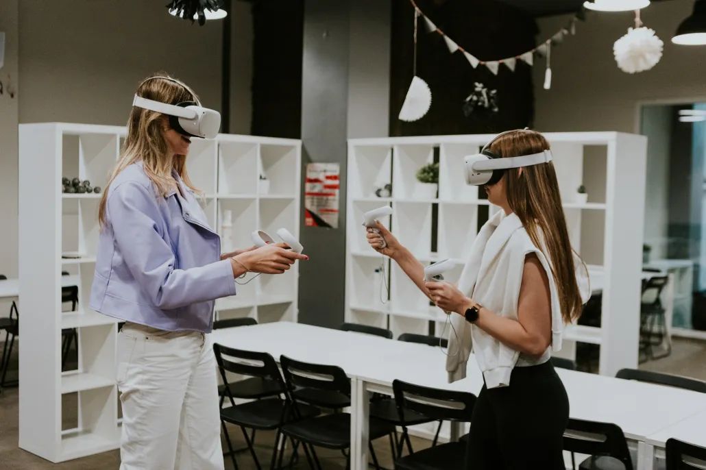 meitenes spēlē virtuālās realitātes spēli vr room riga