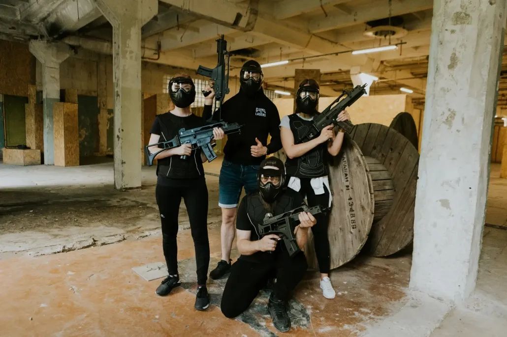 DRAUGI PIRMS AIRSOFT SPĒLES IEKŠTELPU LAUKUMĀ AR EKIPĒJUMU MELNOS KREKLOS