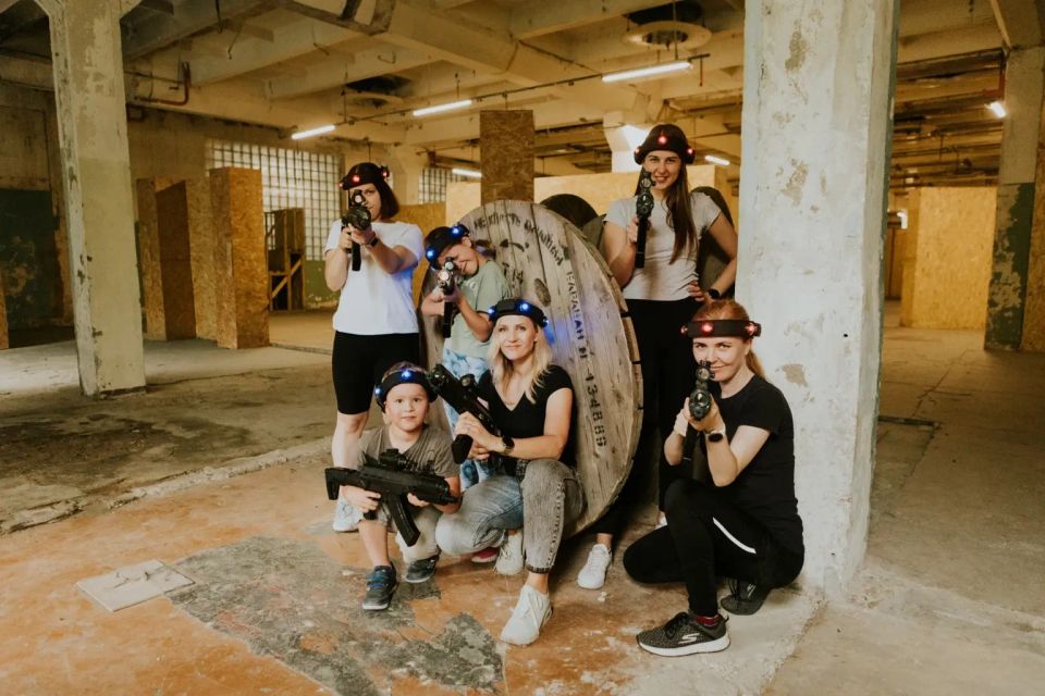 ĢIMENE SPĒLĒ LASERTAG LAUKUMĀ AR KABEĻU RUĻĻIEM
