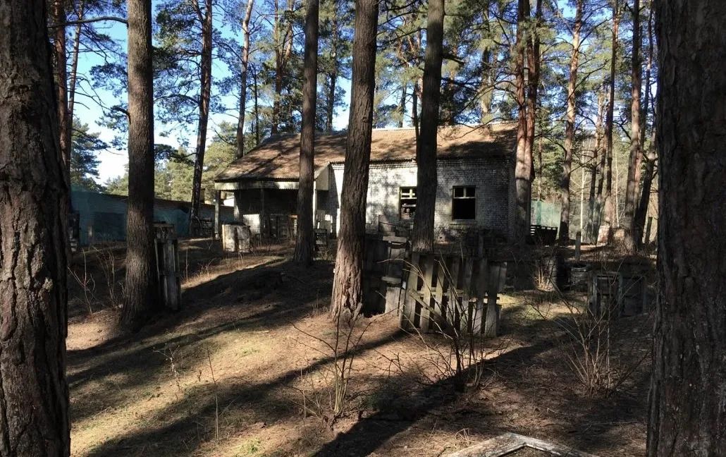 MEŽAPARKA ĀRA LASERTAG LAUKUMS AR MĀJU