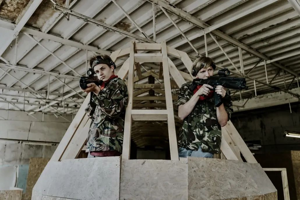 PUIŠI STĀV LIDMAŠĪNĀ UN TEMĒ PA PRETINIEKU LASERTAG LAUKUMĀ