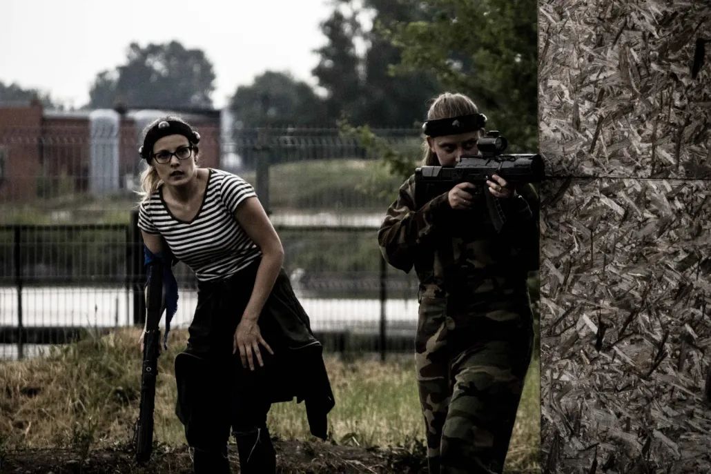 MEITENES SLĒPJAS AIZ MĀJAS LASERTAG ĀRA LAUKUMĀ