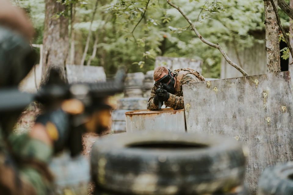 airsoft spēle mežaparka āra laukumā