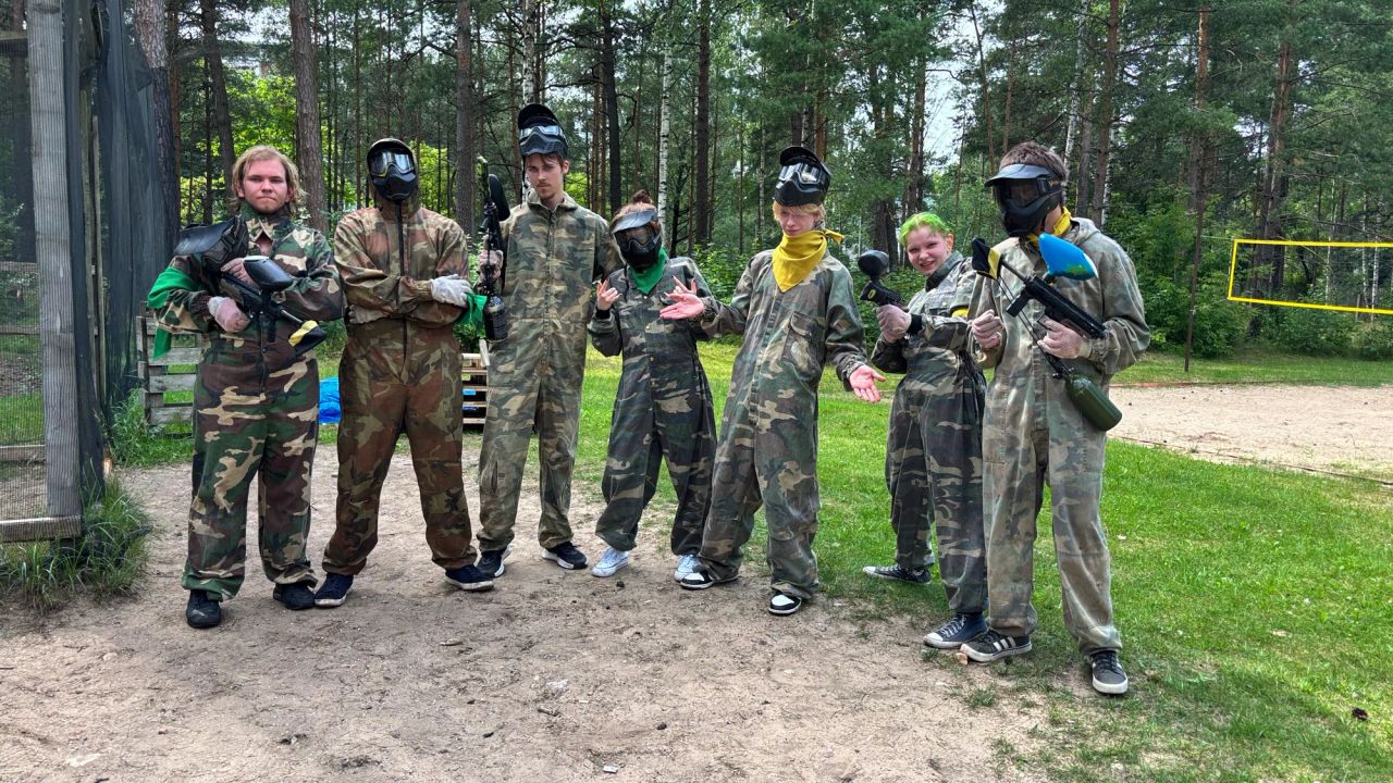 peintbola spēlētāji gunsnlasers izklaides parkā
