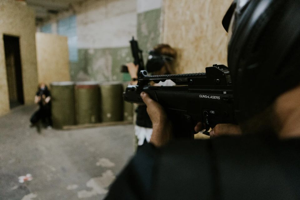 airsoft spēle gunsnlasers izklaides parkā