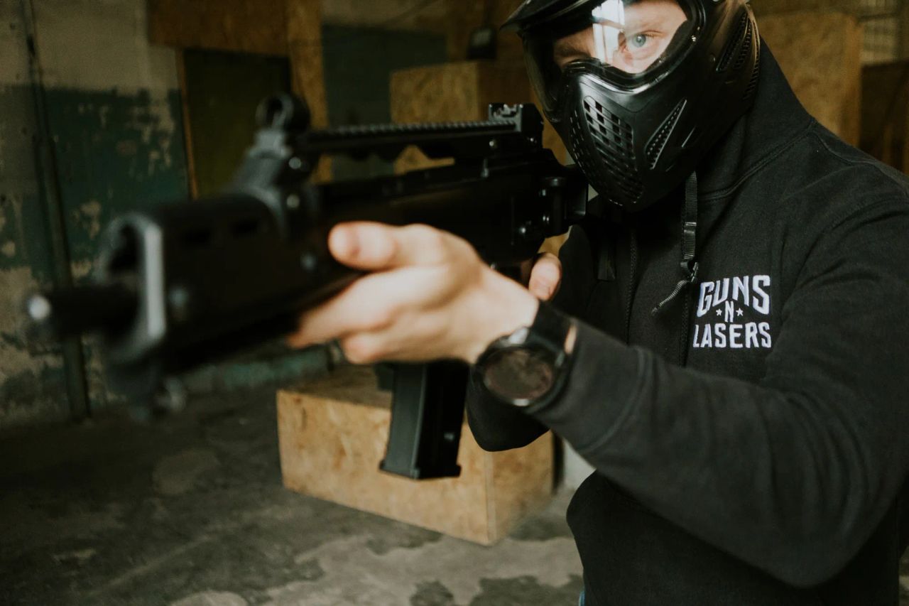 spēlētājs tēmē ar airsoft ieroci jeb airsoft repliku