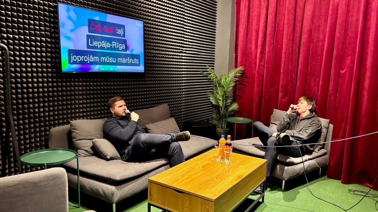 karaoke GUNSnLASERS izklaides parkā Galerijā centrs