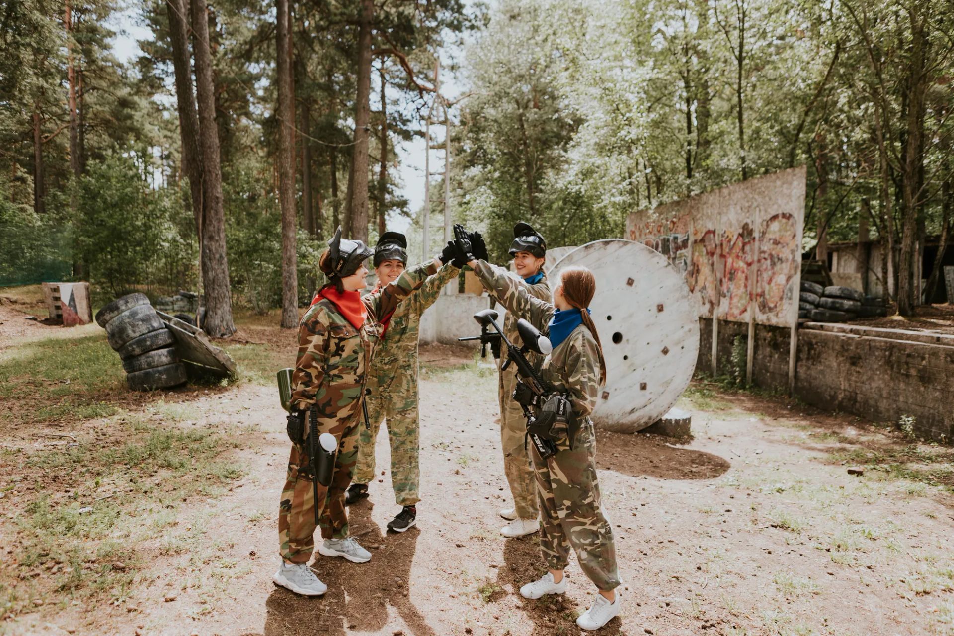 draugi spēlē peintbolu