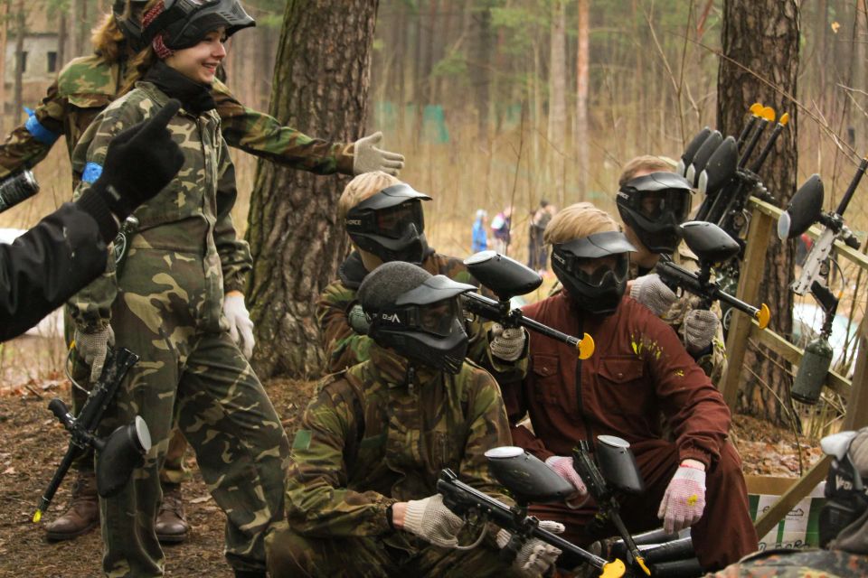 skolēni ekskursijā spēlē peintbolu