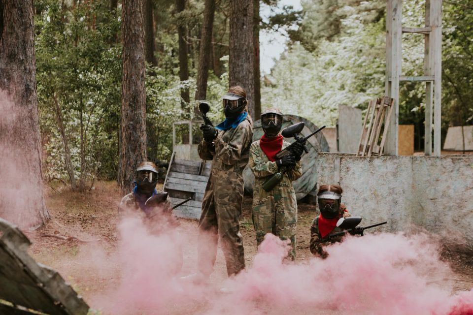komanda spēlē peintbolu