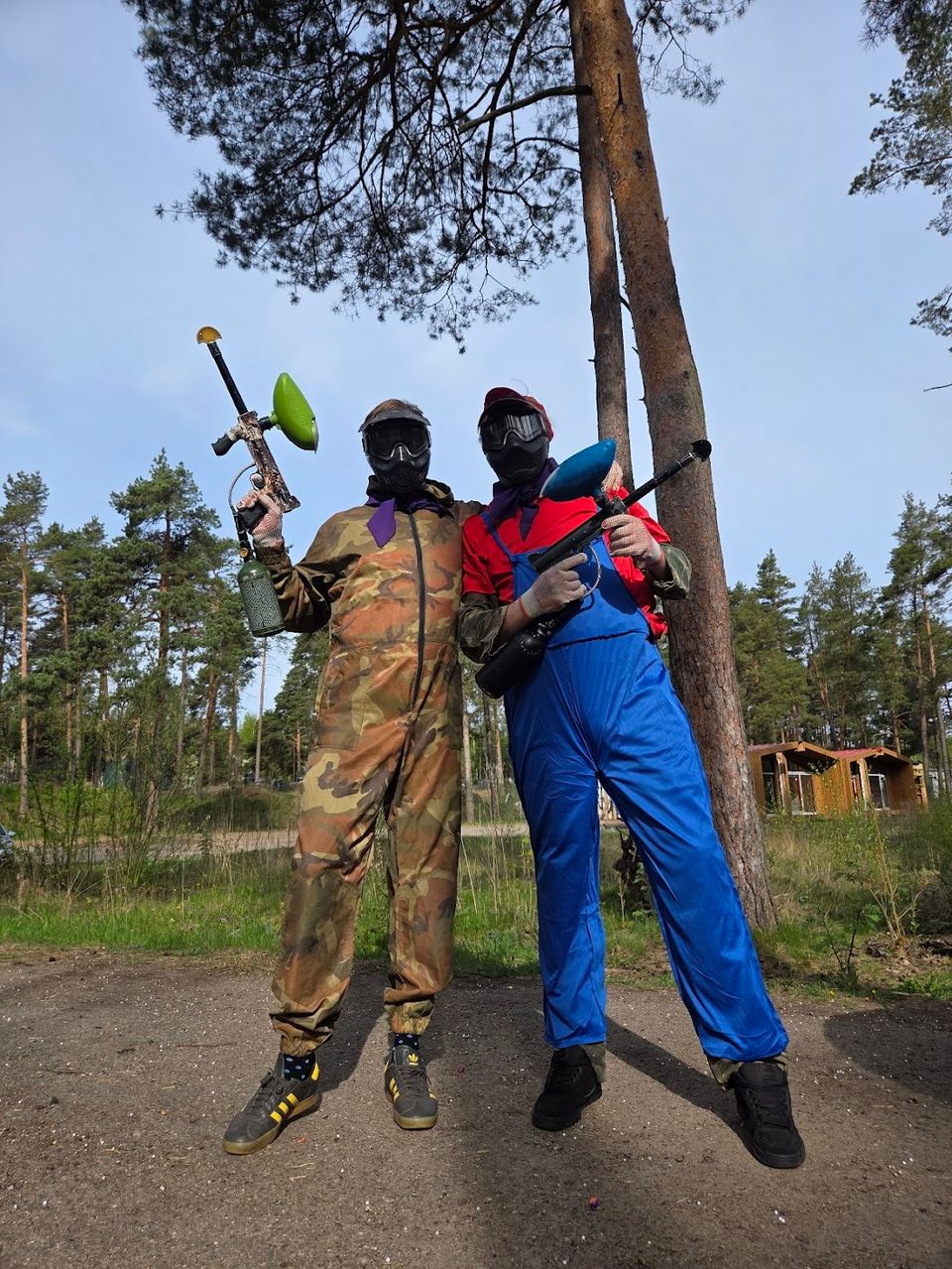 vecpuisis mario maskā un blakus draugs, starp peintbola spēlēm