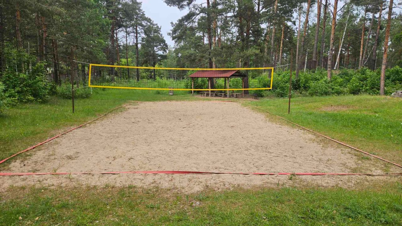volejbola laukums gunsnlasers izklaides parkā