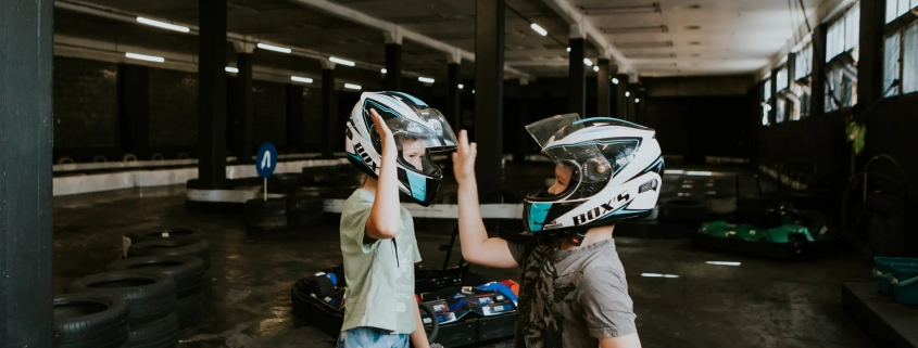 BĒRNI SASIT PLAUKSTAS PIRMS BRAUCIENA AR KARTINGU