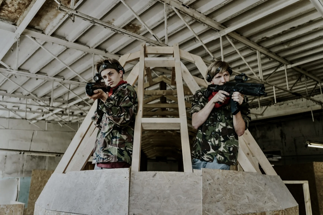 PUIŠI STĀV LIDMAŠĪNĀ UN TEMĒ PA PRETINIEKU LASERTAG LAUKUMĀ