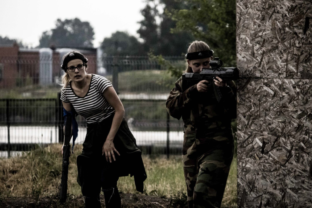 MEITENES SLĒPJAS AIZ MĀJAS LASERTAG ĀRA LAUKUMĀ