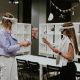 meitenes spēlē virtuālās realitātes spēli vr room riga