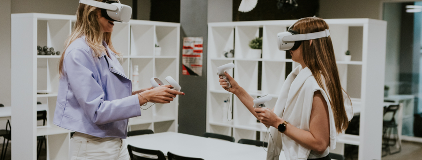 meitenes spēlē virtuālās realitātes spēli vr room riga