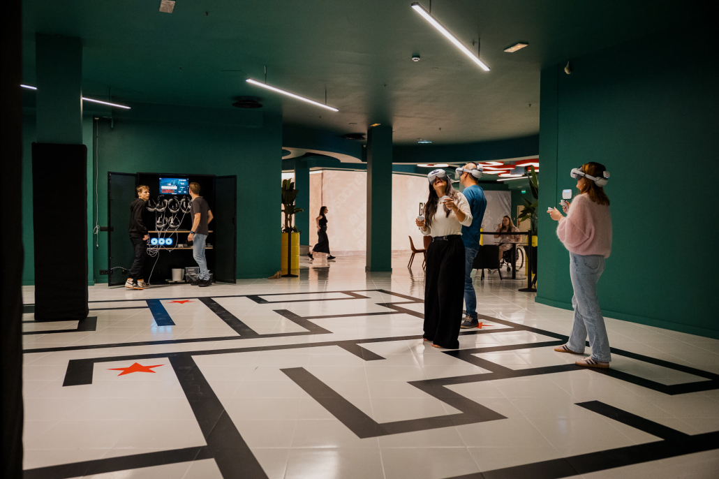 Sieviete spēlē VR, Pico 4 Ultra enterprise, VEX VR
