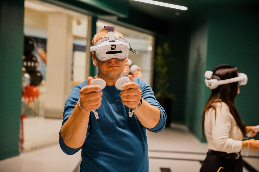 Vīrietis spēlē VR, Pico 4 Ultra enterprise, VEX VR