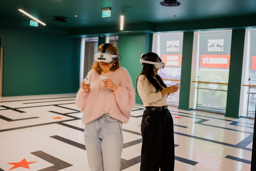 Sievietes spēlē VR, Pico 4 Ultra enterprise, VEX VR