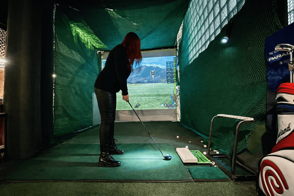 Golfa simulātora projekcija GunsNLasers meitene spēlē golfu